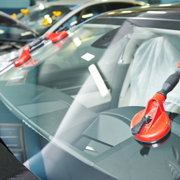 Auto glass service to contact when windshield is broken  in Colorado